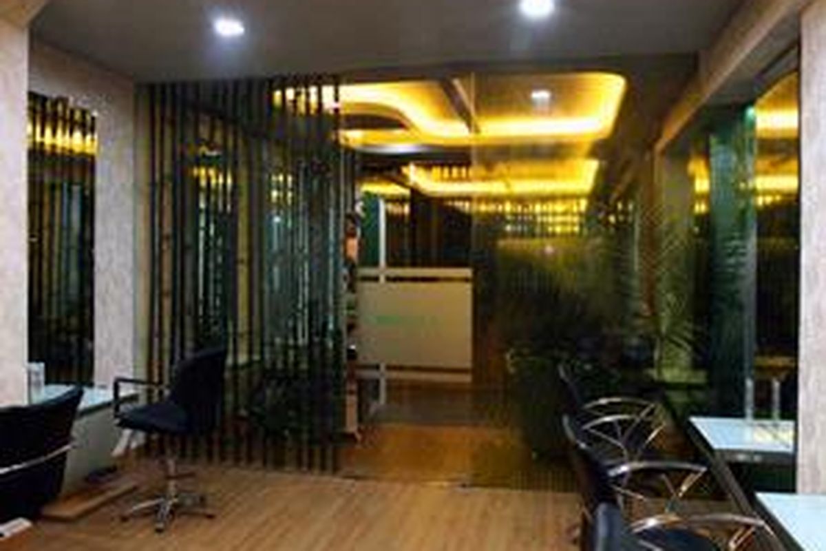 Ruangan di Biotherapie Center Laris Love Salon, memisahkan ruang perawatan pria dan wanita. 