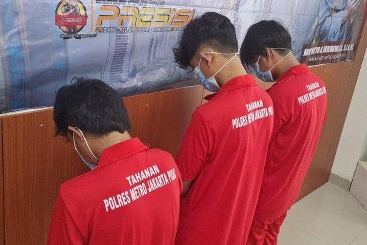 Ketiga pelaku pemerkosa gadis berbehel berinisial TM (21) berdiri menunduk saat konferensi pers di Polres Jakarta Pusat pada Senin (25/4/2022). 