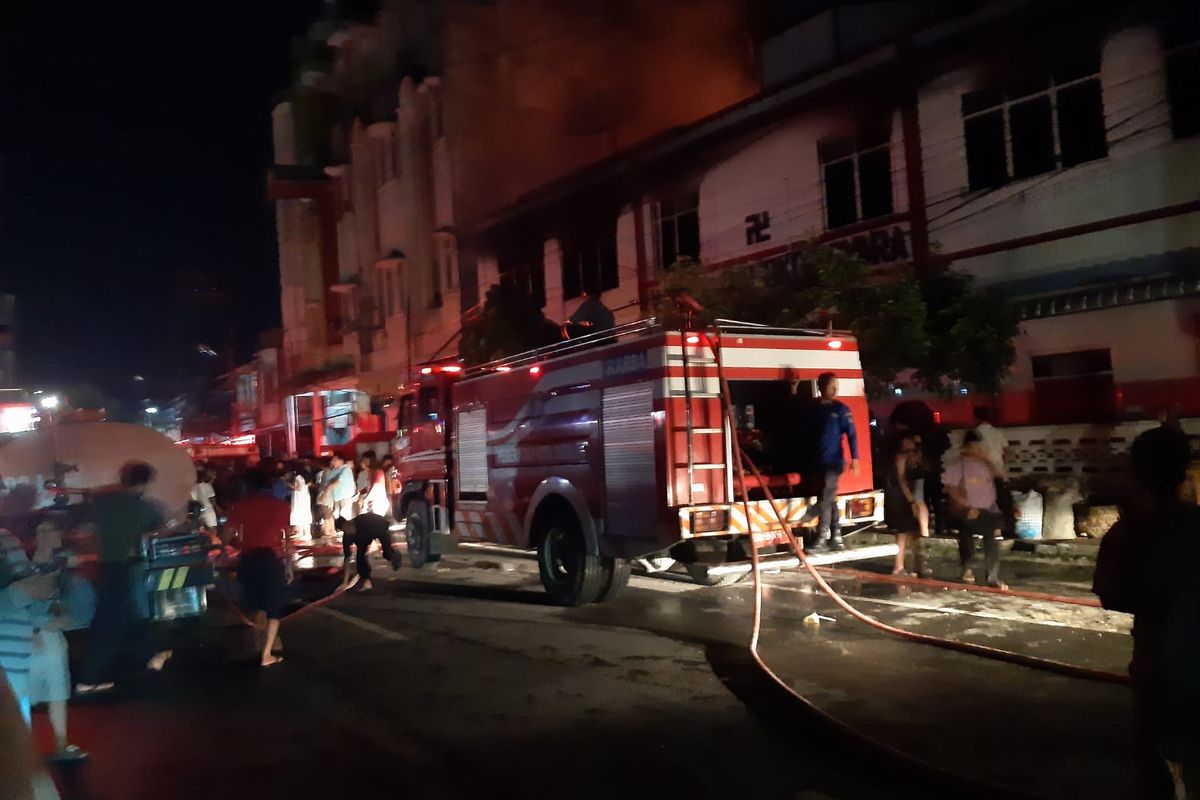 Situasi kebakaran di Vihara Avalokitesvara di Kelurahan Pasar Baru, Kecamatan Sibolga Kota, Kota Sibolga, Sumatera Utara, Senin (18/9/2023) pukul 21.20