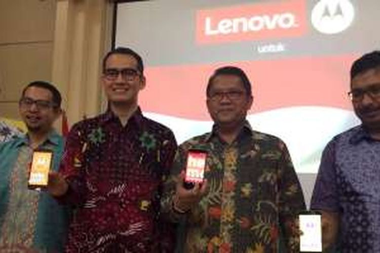 Menkominfo Rudiantara bersama petinggi Lenovo dan Motorola setelah acara pengumuman penyematan sertifikasi TKDN di  ponsel 4G Motorola Moto, Kamis (20/10/2016).