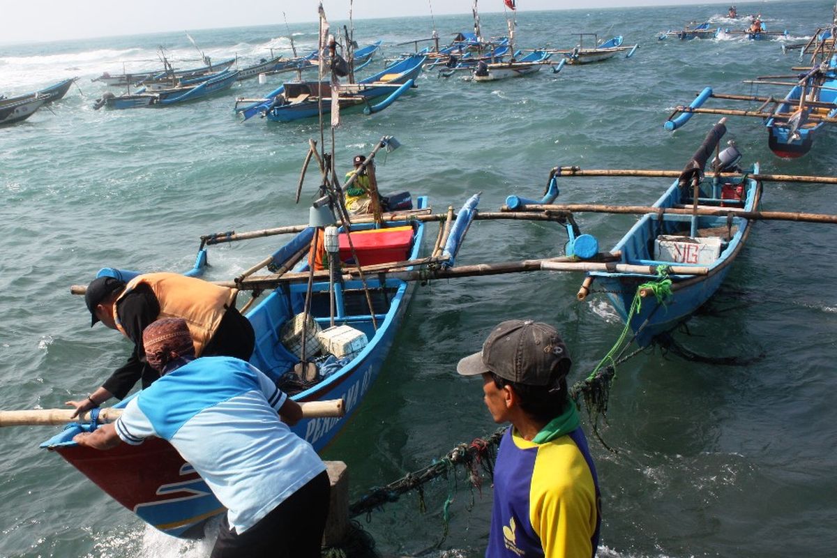 Aktivitas nelayan sebagai masyarakat pesisir di dermaga Pantai Jayanti, Cianjur, Jawa Barat. 