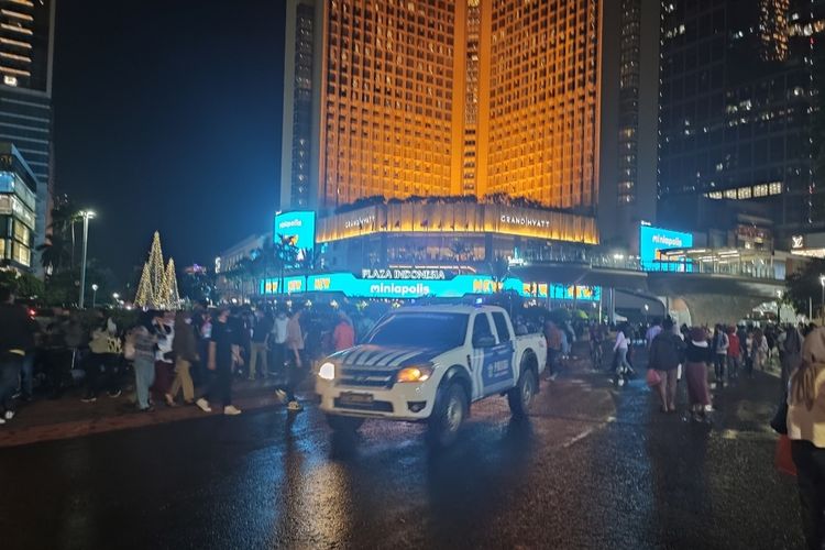 Polisi telah menutup Jalan Sudirman-Thamrin, Jakarta, Sabtu (31/12/2022) malam jelang perayaan Tahun Baru.