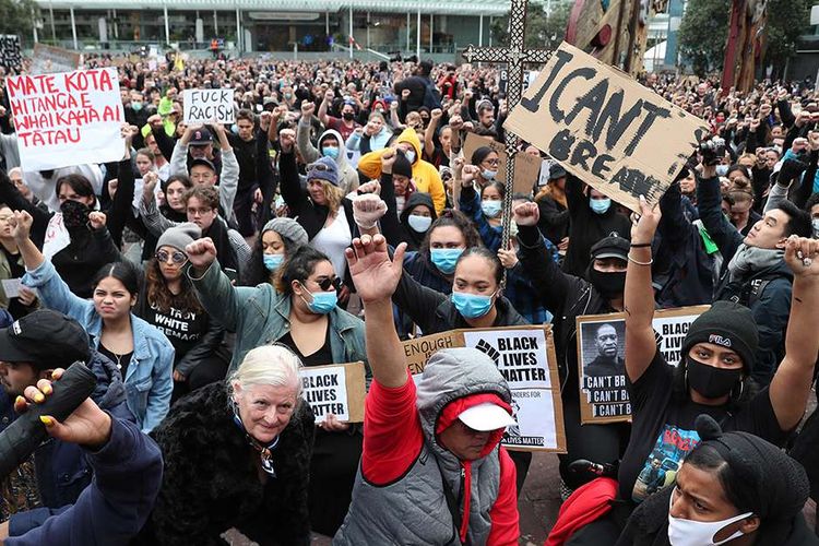 Sekitar 4.000 pengunjuk rasa mengikuti aksi demo menentang kematian George Floyd dalam protes bertajuk Black Lives Matter di Auckland, Selandia Baru, Senin (1/6/2020). Kematian George Floyd setelah lehernya ditindih lutut polisi berkulit putih di Minneapolis, AS, turut menimbulkan reaksi keras dari banyak orang di berbagai negara.