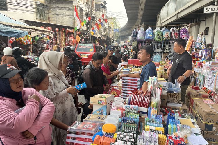 Pedagang ATK di Pasar Asemka Jakbar Keluhkan Penjualan Turun Jelang Tahun Ajaran Baru