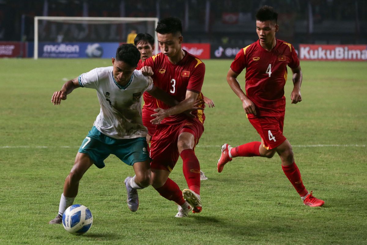 Pemain Timnas U19 Indonesia, Marselino Ferdinan menggiring bola saat melawan Vietnam pada laga perdana Grup A Piala AFF U19 2022 di Stadion Patriot Candrabhaga, Bekasi, Jawa Barat, Sabtu (2/7/2022) malam WIB. Terdekat, timnas U19 Indonesia dan Vietnam kembali akan bersaing di Grup F Kualifikasi Piala Asia U20 2023. Jadwal Kualifikasi Piala Asia U20 2023 untuk Grup F akan berlangsung pada 14-18 September 2022.