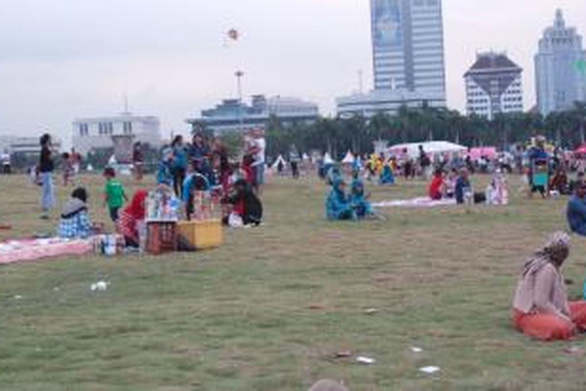 Pedagang kaki lima (PKL) makin marak berdagang di dalam area Monas, Jakarta.