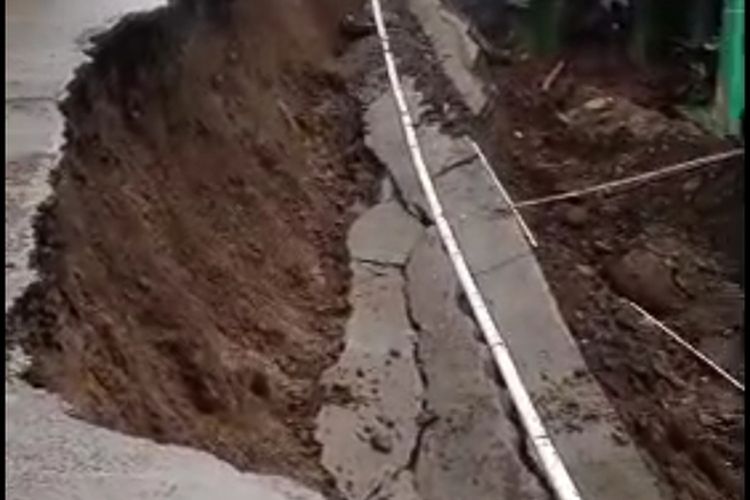 Kondisi jalan penghubung dua desa di Kecamatan Sukaraja, Kabupaten Bogor, Jawa Barat, putus karena tergerus longsor, Minggu (10/11/2024).