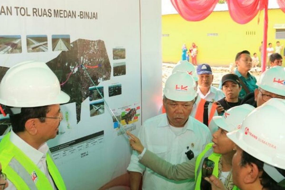 Peninjauan Menteri Pekerjaan Umum dan Perumahan Rakyat Basuki Hadimuljono dan Menteri Badan Usaha Milik Negara Rini Soemarno ke ruas tol Medan-Binjai, Sumatera Utara, Rabu (5/4/2017).