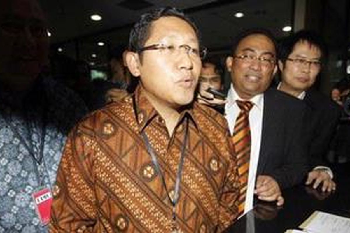 Ketua Umum DPP Partai Demokrat Anas Urbaningrum menjalani pemeriksaan terkait kasus Proyek Hambalang di Komisi Pemberantasan Korupsi, Jalan HR Rasuna Said, Kuningan, Jakarta Selatan, Rabu (27/6/2012). Oleh mantan Bendahara Umum Partai Demokrat Muhammad Nazaruddin, Anas disebut turut terlibat dalam proyek senilai Rp. 2,5 triliun tersebut.  