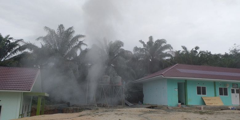 Semburan gas bergemuruh di kawasan Pondok Pesantren Al Ikhsan Boarding School di Kelurahan Tuah Negeri, Kecamatan Tenayan Raya, Kota Pekanbaru, Riau, Kamis (4/2/2021).