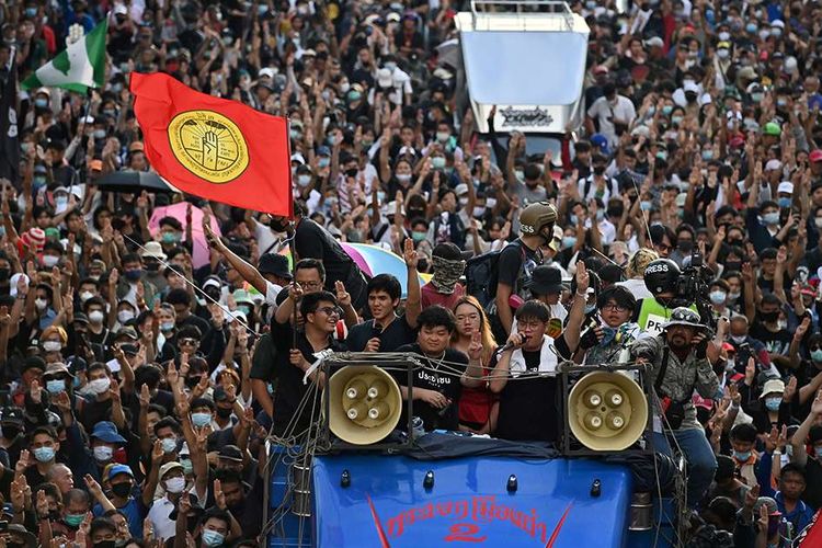 Massa pro demokrasi menggelar unjuk rasa menentang dekrit darurat pemerintah Thailand, di Bangkok, Thailand, Kamis (15/10/2020).  Puluhan ribu orang turun ke jalan untuk memprotes keputusan pemerintah yang mengeluarkan keputusan darurat yang melarang massa dan pembatasan media.