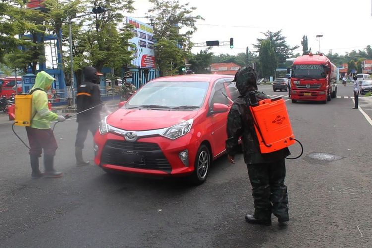 Pemkab Magetan melakukan pengecekan suhu tubuh dan penyemprotan desinfektan di 6 titik pintu masuk antar kota untuk mencegah merebaknya virus corona.