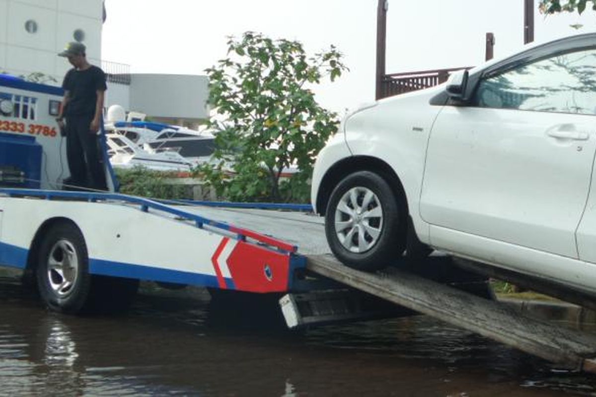 Sabtu (4/6/2016), mobil derek Dinas Perhubungan menderek mobil yang terendam banjir