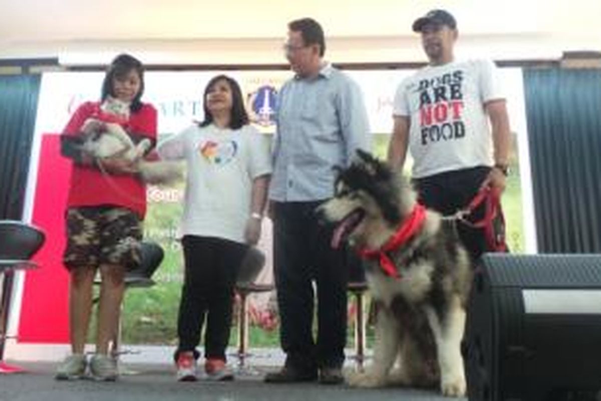 Wakil Gubernur DKI Jakarta Basuki Tjahaja Purnama memperingati Hari Rabies Sedunia di Taman Langsat, Jakarta Selatan, Minggu (28/9/2014).