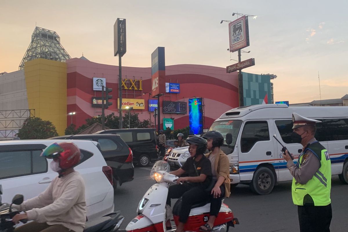 Volume kendaraan yang terlihat masih didominasi oleh pengendara sepeda motor dan kendaraan roda empat berjenis minibus di Jalan Ahmad Yani, Bekasi Barat, Kota Bekasi, Selasa (26/4/2022). Diperkirakan, jalan di Kota Bekasi akan dipenuhi para pemudik pada tanggal 27-28 April 2022 tepat ketika puncak arus mudik tiba. 