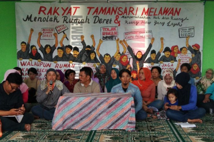 Sejumlah warga RW 11 Tamansari saat menggelar jumpa pers di Masjid Al Islam, Senin (30/10/2017) siang. Pertemuan itu membahas soal penolakan warga terkait proyek rumah deret.  