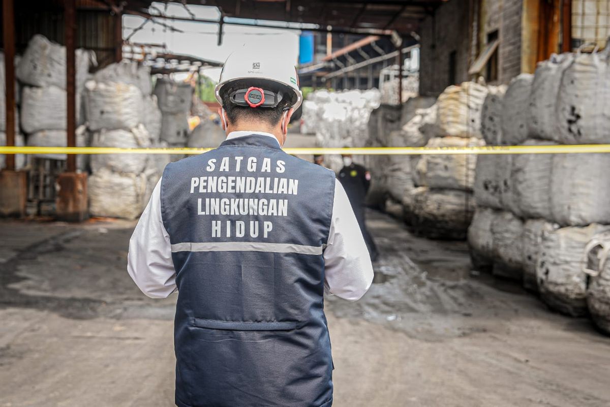 Petugas menyegel PT Genesis Regeneration Smelting (GRS) di Cikande, Serang, Banten karena melanggar aturan lingkungan. 
