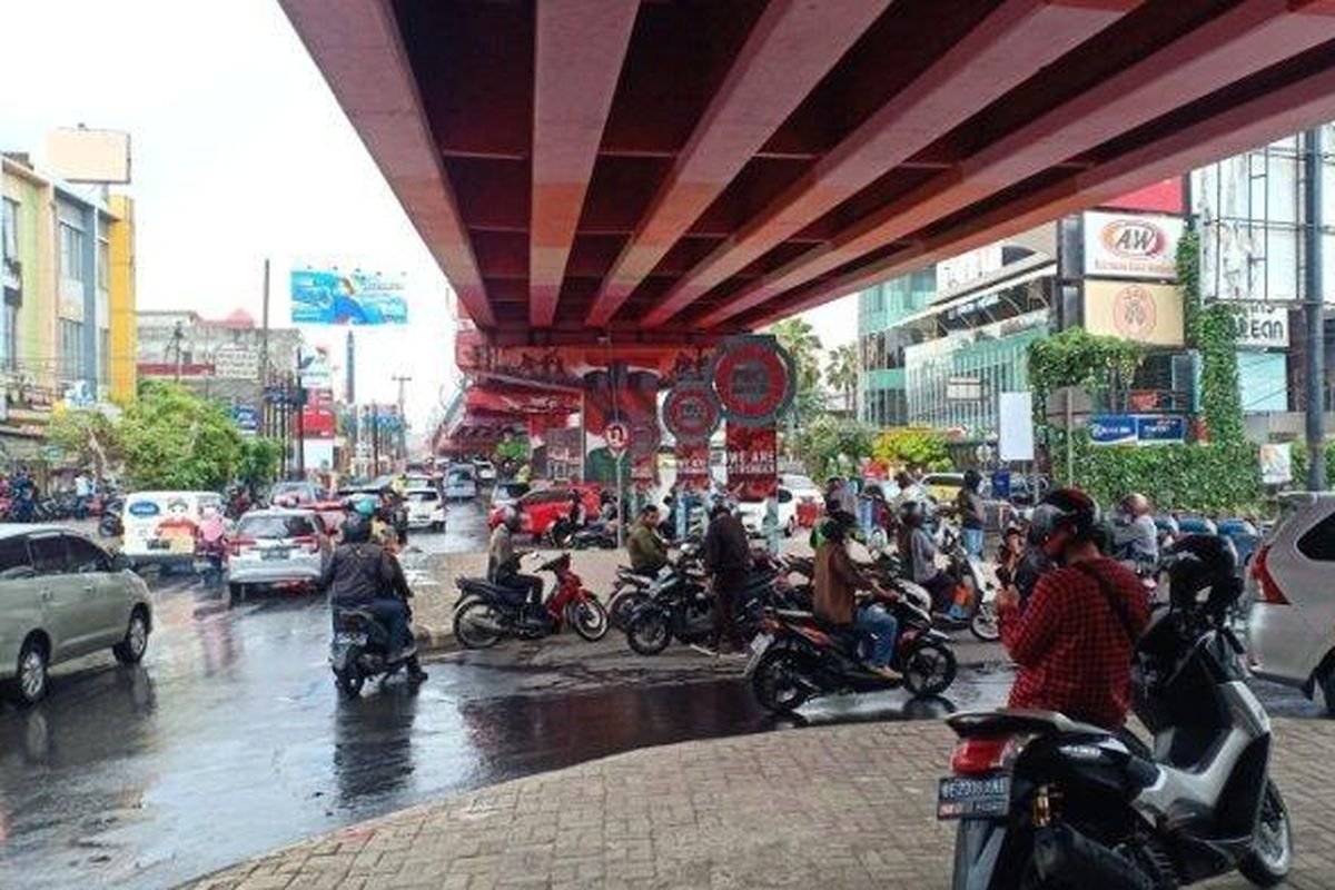 Beberapa motor berteduh di bawah flyover saat hujan.