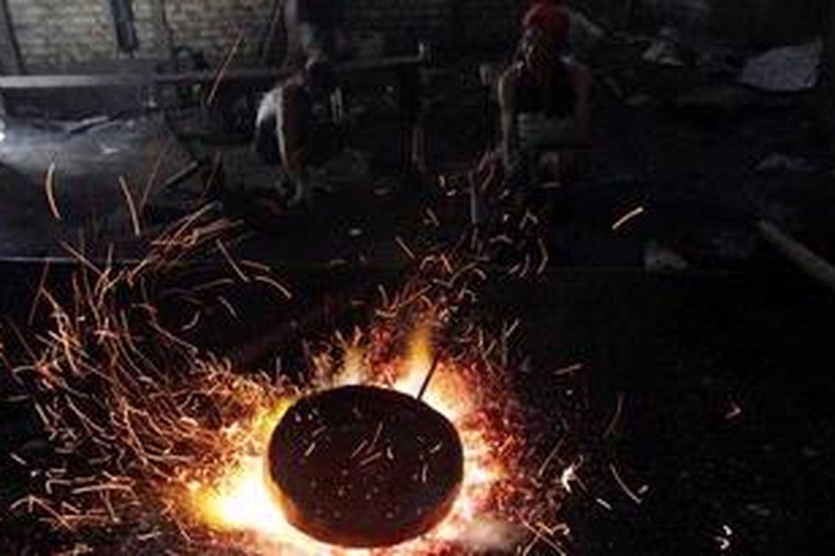 Pekerja membakar perunggu untuk dijadikan gong di pabrik gong milik Haji Sukarna, Jalan Pancasan Raya, Desa Pasir Jaya, Bogor, Jawa Barat, Kamis (15/9/2011). 
