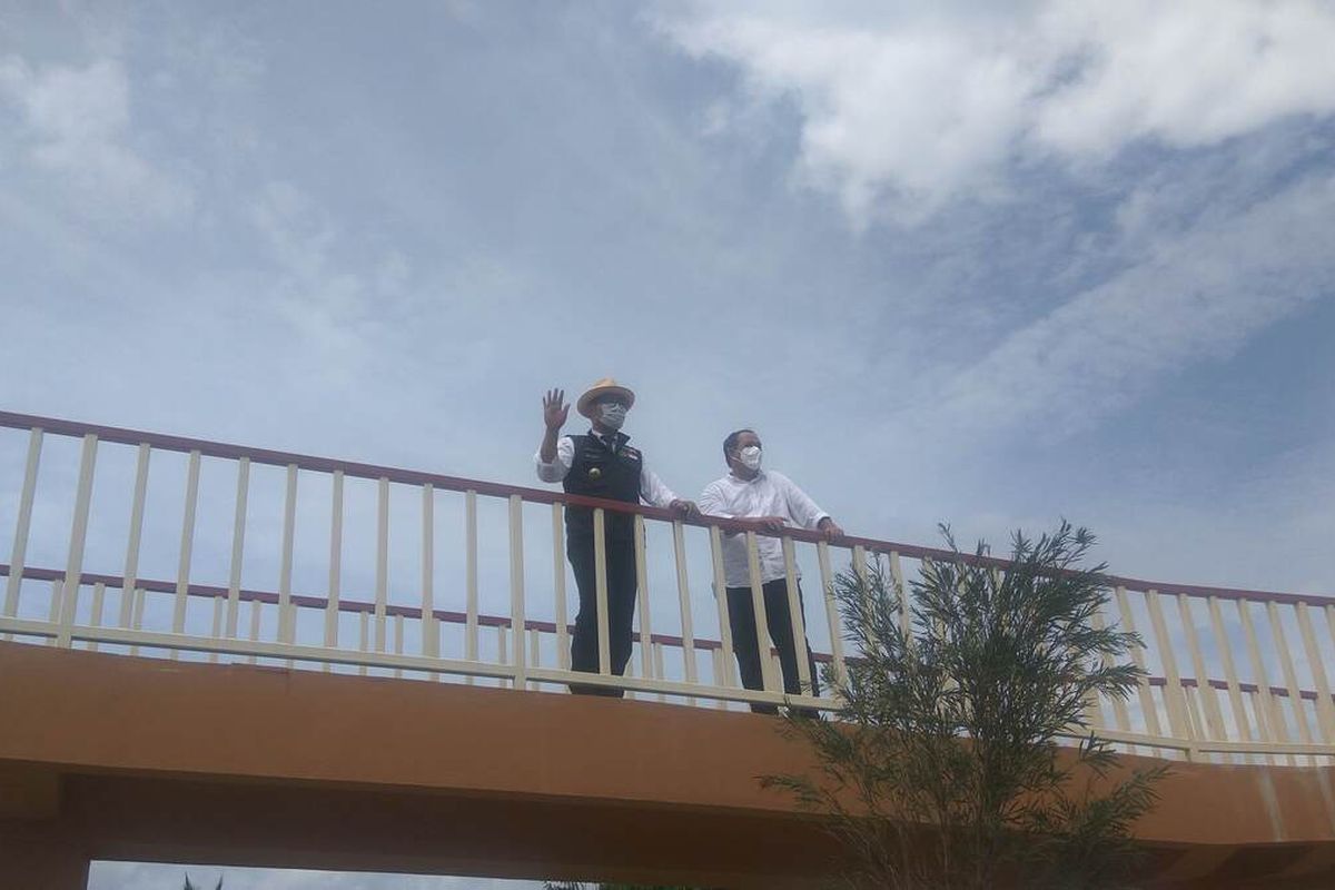 Gubernur Jabar Ridwan Kamil dan Bupati Pangandaran, Jeje Wiradinata jalan-jalan di Alun-alun Pangbagea yang baru diresmikannya, Minggu (20/2/2022).