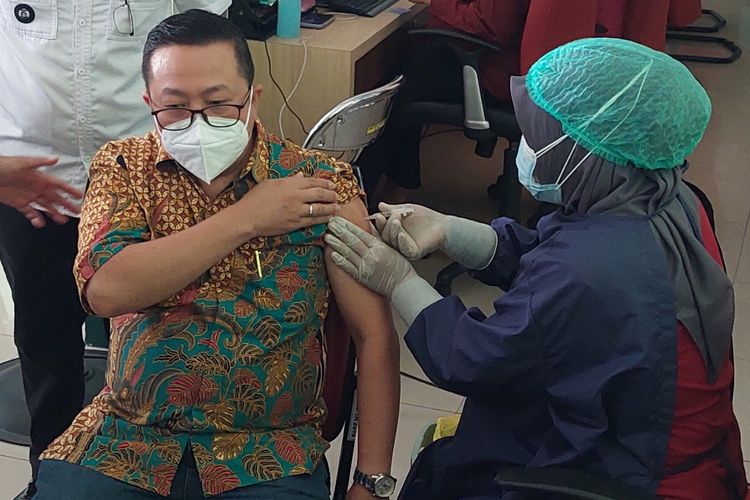 Salah satu peserta vaksinasi booster di Puskesmas Panunggangan Barat, Kota Tangerang, Rabu (12/1/2022).