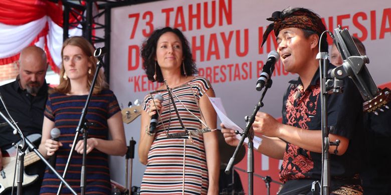 Menyanyikan lagu Langkah Cinta bersama Grup Band asal Belgia yaitu Selene?s Garden di Panggung Gembira HUT ke-73 RI di KBRI Brussel, Minggu (19/8/2018).