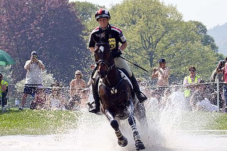 Zara Tindall dalam olimpiade berkuda Chatsworth International Horse Trials 2008