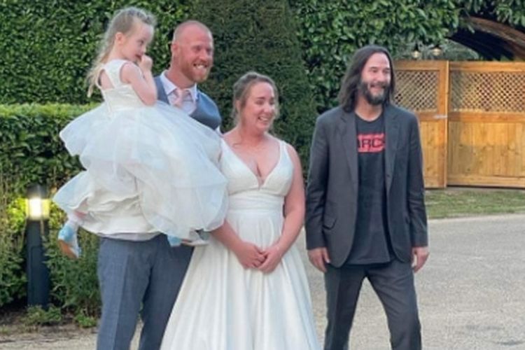 Keanu Reeves di pernikahan pasangan Inggris.