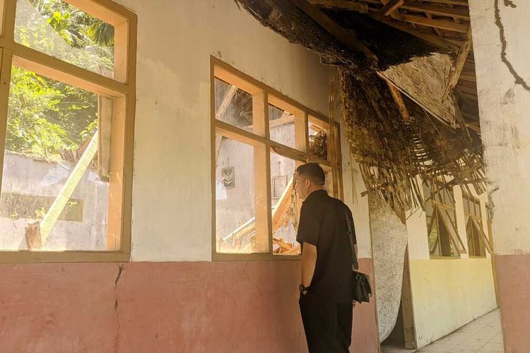 Wawan Kustiawan, Sekretaris Komisi IV DPRD Garut yang membawahi bidang pendidikan saat meninjau langsung SDN Jagabaya 1 yang seluruh lokal kelasnya rusak berat hingga membuat siswa harus belajar di rumah warga