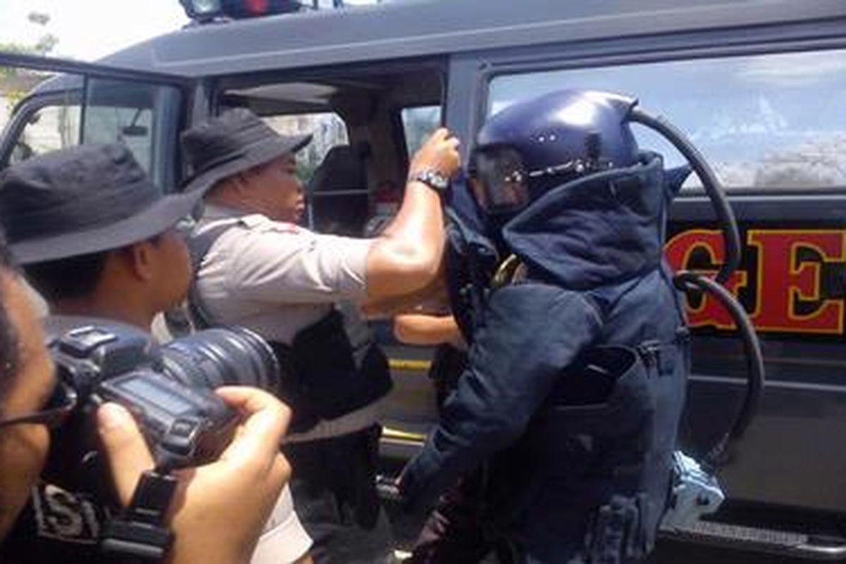 petugas Polda Bali sedang mengenakan baju untuk menjinakkan bom di Bali Nusa Dua Convention Center, Selasa (8/11). Polda Bali sedang mengadakan Simulasi latihan untuk mengamankan KTT ASEAN dan Asia Timur yang akan berlangsung 17-19 November 2011.   