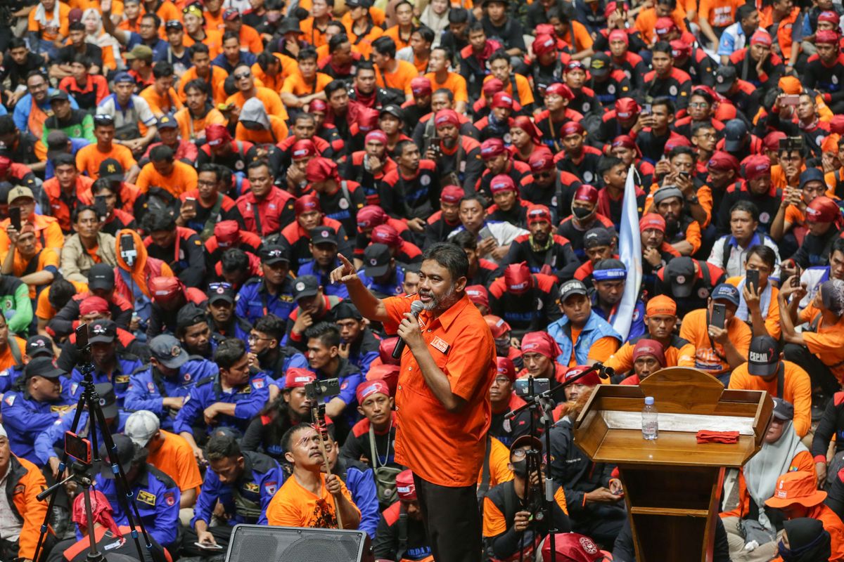 Presiden Partai Buruh Said Iqbal memberikan orasi saat May Day Fiesta dalam rangka memperingati Hari Buruh Internasional di Istora Senayan Jakarta, Senin (1/5/2023). Ribuan buruh turun ke jalan menyampaikan aspirasinya.