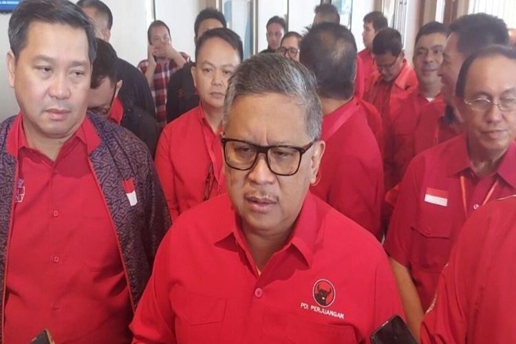 Sekretaris Jenderal (Sekjen) PDI-P Hasto Kristiyanto saat diwawancarai usai menghadiri Rakerda PDI-P Sulawesi Utara di Hotel Luwansa, Manado, Sabtu (20/1/2024) pukul 12.01 Wita.
