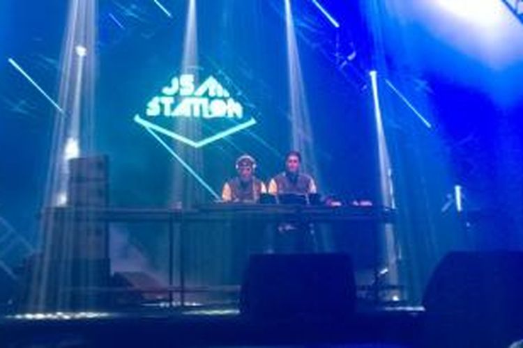 Marcel Chandrawinata (kanan) turut memeriahkan festival musik elektronik Djakarta Warehouse Project (DWP) 2015 hari kedua yang digelar di JIExpo, Kemayoran, Jakarta Pusat, Sabtu (12/12/2015).