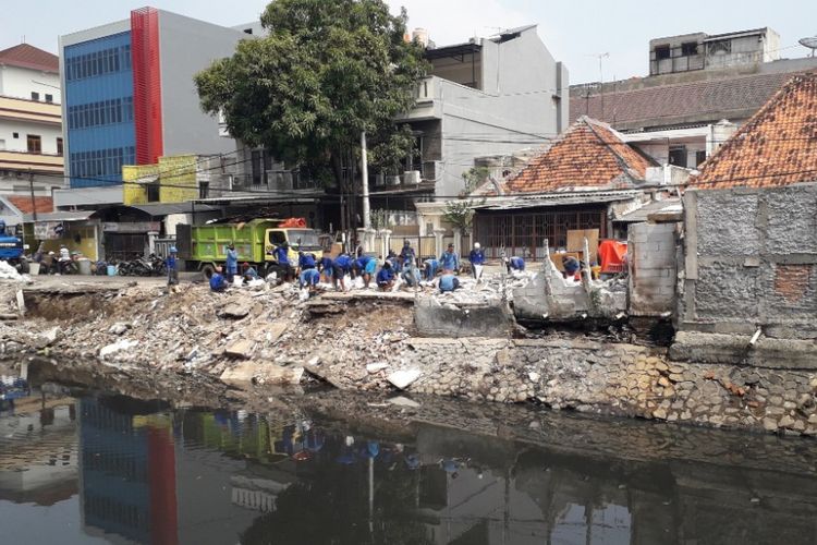 Kondisi turap Kali Tubagus Angke di Jalan Jembatan Gambang Raya, Pejagalan, Jakarta Utara, Rabu (24/10/2018). Turap itu longsor pada Selasa kemarin.