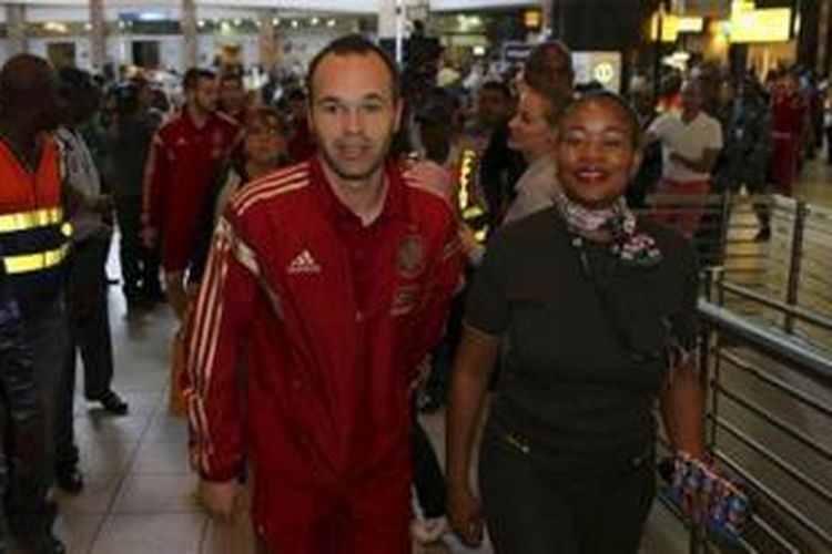 Gelandang tim nasional Spanyol, Andres Iniesta saat tiba di Johannesburg dalam persiapan pertandingan uji coba menghadapi tuan rumah yang akan dilaksanakan di Stadion Soccer City, Selasa (19/11/2013)