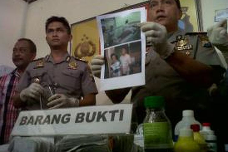 Dokter kandungan gadungan diamankan di Mapolrestabes Surabaya.