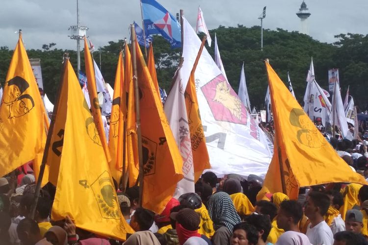 Para pendukung capres dan cawapres 02 Prabowo-Sandiaga yang membawa bendera Partai Golkar saat kampanye Prabowo di Lapangan Karebosi Makassar, Sulawesi Selatan, Minggu (24/3/2019).