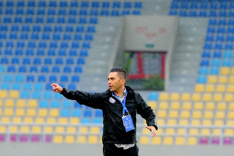 Pelatih Arema FC Javier Roca saat memberi instruksi pemain saat pertandingan pekan ke-14 Liga 1 2022-2023 melawan Persikabo 1973 yang berakhir dengan skor 0-1 di Stadion Manahan Solo, Rabu (14/12/2022) sore. 