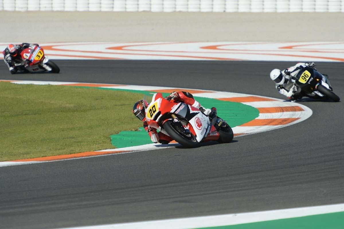 Pebalap Astra Honda Racing Team, Dimas Ekky Pratama, memacu motornya pada sesi kualifikasi FIM CEV Moto2 di Sirkuit Ricardo Tormo, Valencia, Spanyol, Sabtu (18/11/2017). Selain Dimas Ekky Pratama, Astra Honda Racing Team juga menurunkan Andi Gilang di kelas Moto3.