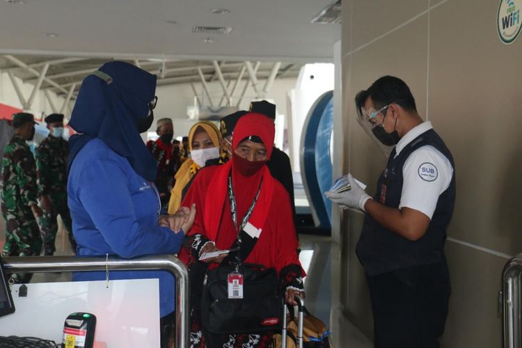 Pemberangkatan jamaah umrah perdana dari Bandara Juanda Surabaya, Senin (14/3/2022)