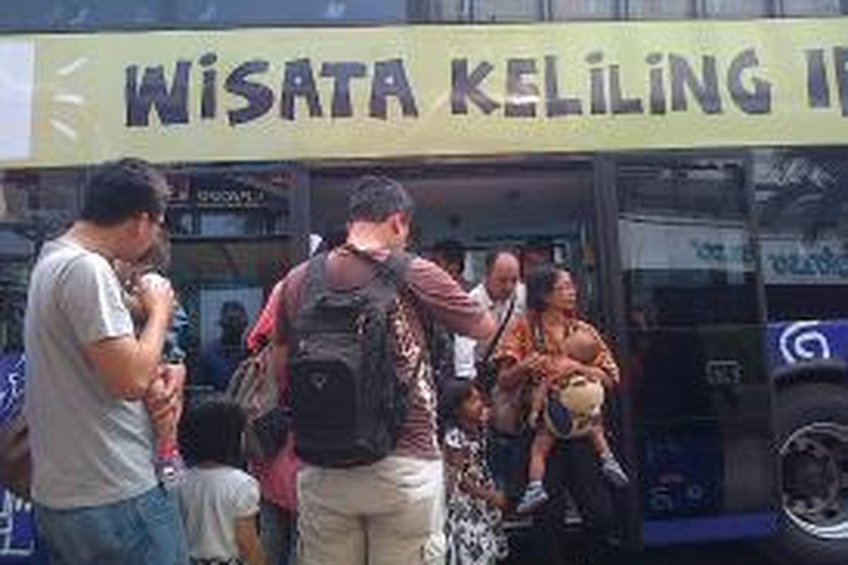 Penumpang Mengantre Masuk Bus Tingkat Wisata di Halte Sarinah, Minggu (6/7/2014)