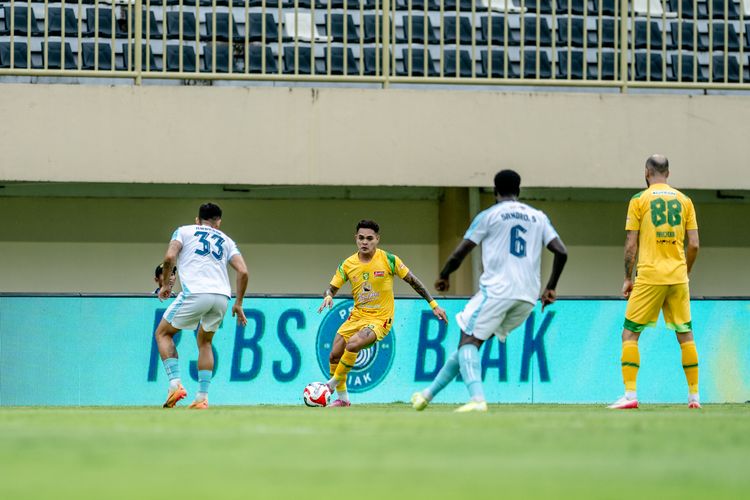 Jalannya pertandingan PSBS vs Persebaya dalam pekan ke-10 Super League 2025-2026 di Stadion Maguwoharjo, Sleman, Jumat (24/10/2025).