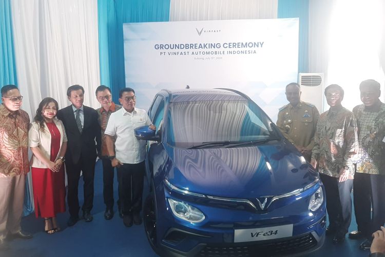 Penetrasi VinFast ke Tanah Air mulai nyata usai dilakukannya groundbreaking pabrik perakitan mobil listrik pertamanya di Asia Tenggara di Subang, Jawa Barat, Senin (15/7/2025). 