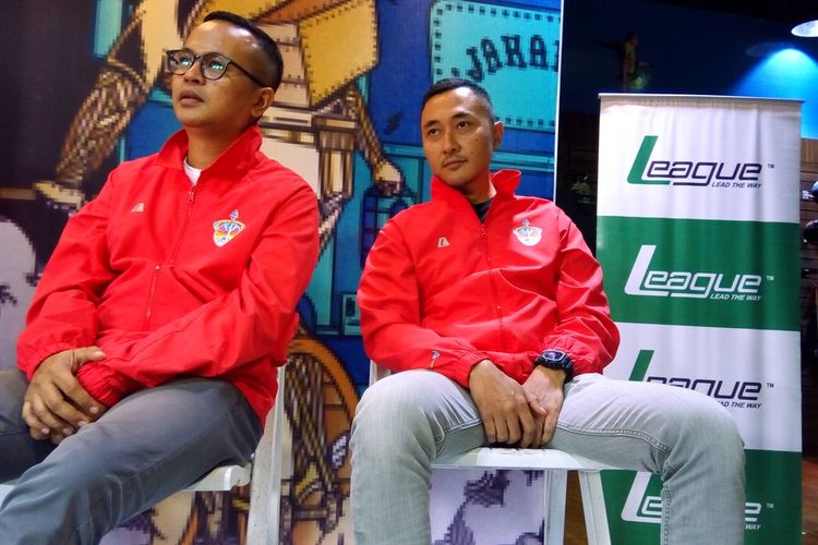 Dari kiri ke kanan, pendiri dan COO Westbike Messenger Service (WMS) Hendi Rachmat dan  Ketua Penyelenggara CMWC 2019 Duenno Ludisa pada jumpa pers penyelenggaraan CMWC 2019, Selasa (20/8/2019) di Jakarta.
