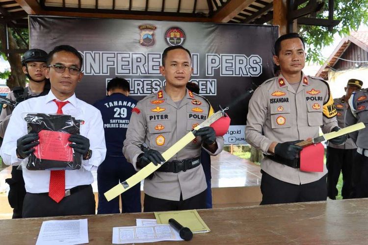 Kepolisian Resor (Polres) Sragen, tetapkan dua tersangka dalam kasus viral video pemuda mengendarai sepeda motor membawa senjata tajam pedang digesekkan di Jalan Raya, Wilayah Kabupaten Sragen, Jawa Tengah.