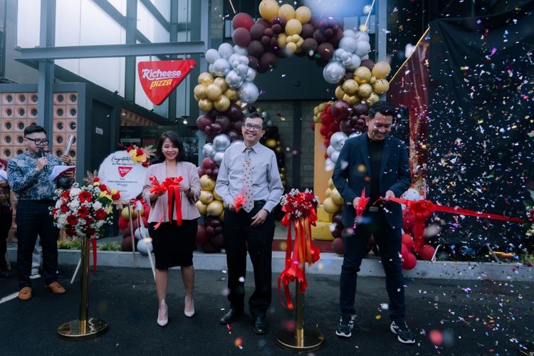 Peresmian gerai pertama Richeese Pizza di Bandung menandai inovasi baru dalam dunia kuliner.