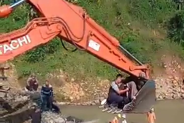 Detik-detik warga sehabis melahirkan diangkut menggunakan keranjang ekskavator lantaran jembatan putus di Kabupaten Lebak, Banten, Rabu (11/8/2021)