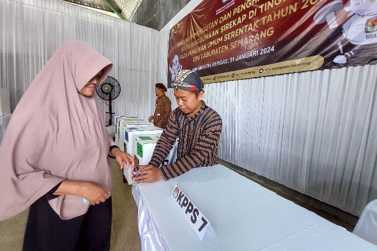 Seorang warga mencelupkan jari ke tinta usai mencoblos dalam simulasi di Balai Desa Wringinputih Kecamatan Bergas Kabupaten Semarang