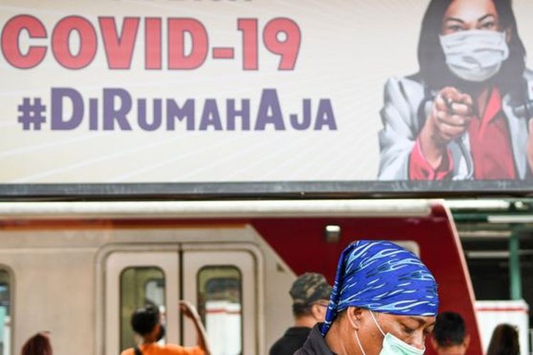 Sejumlah calon penumpang menunggu kedatangan kereta rel listrik (KRL) Commuterline di Stasiun Manggarai, Jakarta, Selasa (14/4). Pada hari kelima Pembatasan Sosial Berskala Besar (PSBB) di Jakarta, penumpang KRL terpantau masih ramai meski sudah berlakunya pembatasan armada dan jam operasional moda transportasi umum. 