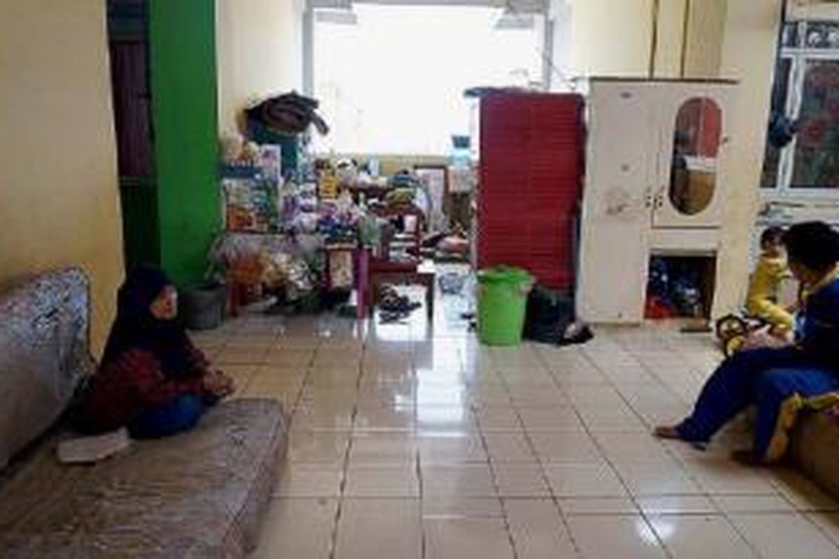 Nurhayati (63), beserta seorang anak dan tiga cucu, terpaksa menghuni selasar Rumah Susun Sederhana Sewa (Rusunawa) Waduk Pluit, Muara Baru, Blok B lantai lima, beberapa hari terakhir. 